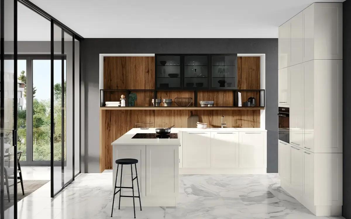 Einbauküche Granada in Weiß mit Kochinsel, Holzrückwand und Glasvitrinen in modernem Wohnambiente