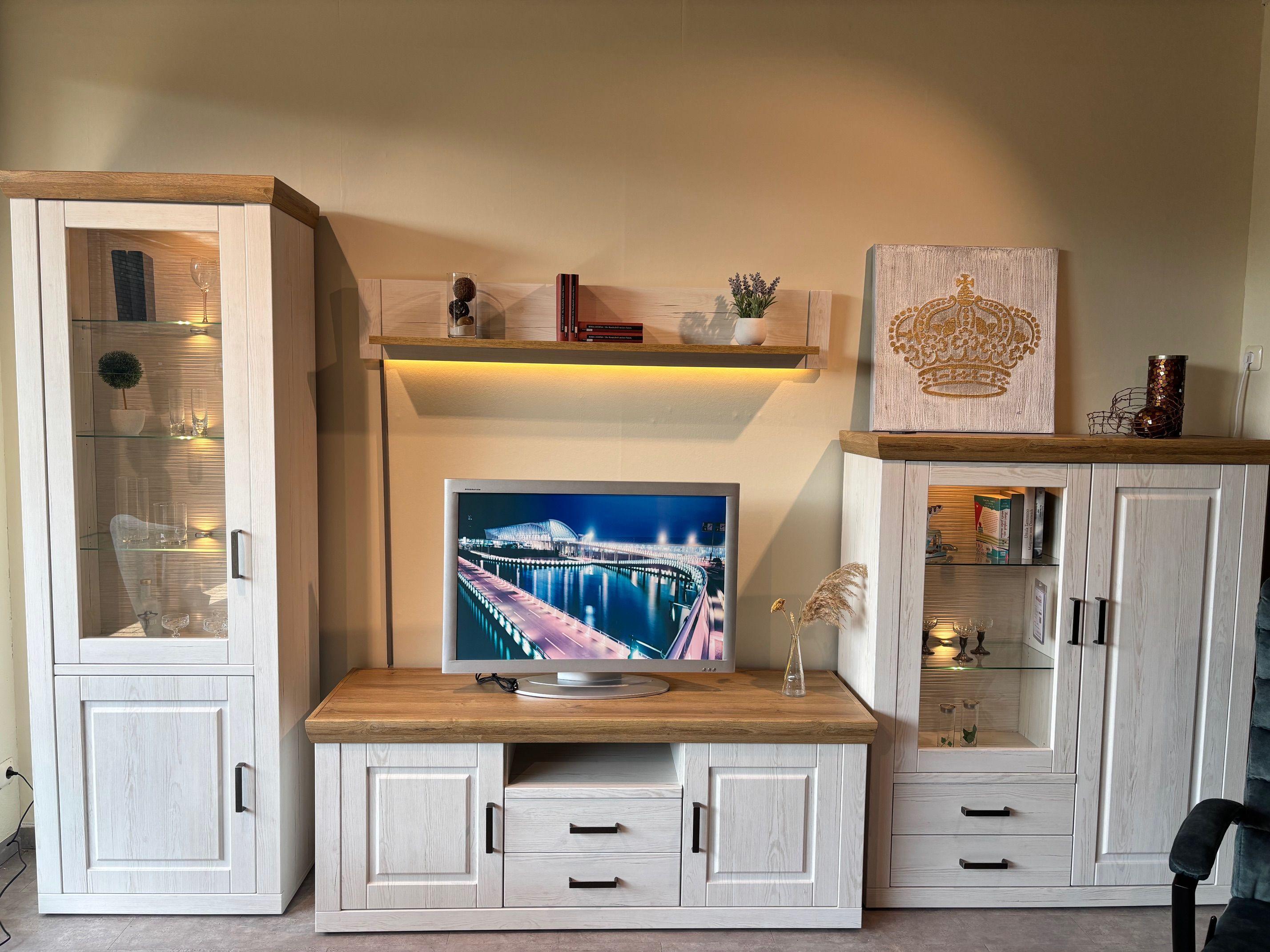 Wohnwand "Brixen" Front: Pinie Aurelio Nachbildung.